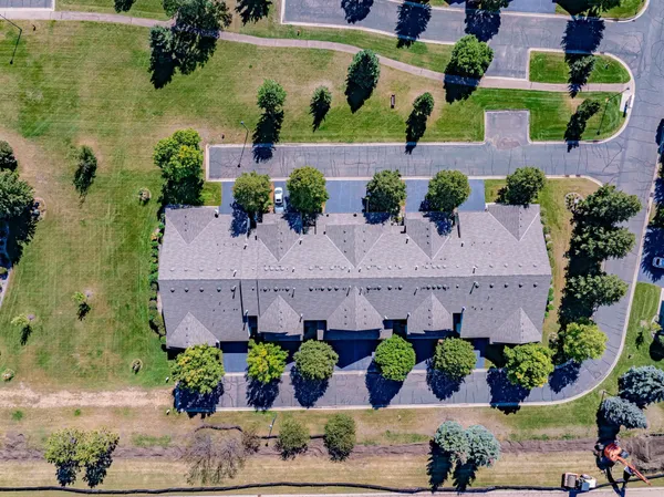 $2,250 | 1122 Crystal Place West, Chaska, MN 55318