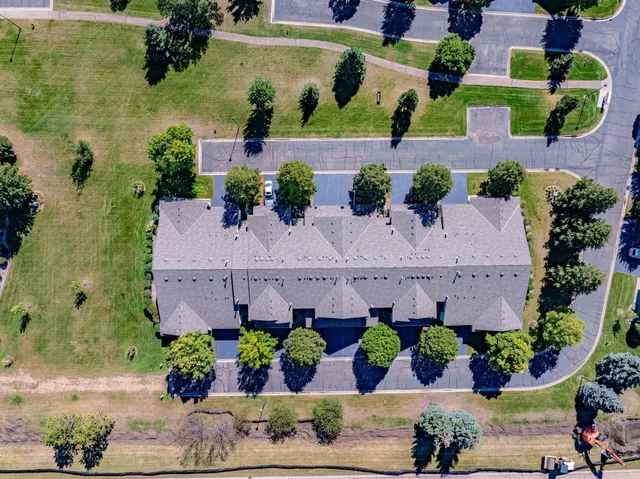 $2,250 | 1122 Crystal Place West, Chaska, MN 55318