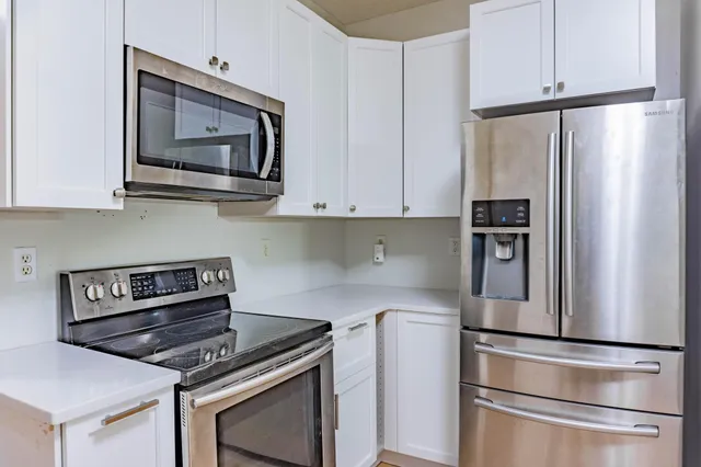 $2,250 | 1122 Crystal Place West, Chaska, MN 55318