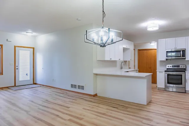 $2,250 | 1122 Crystal Place West, Chaska, MN 55318