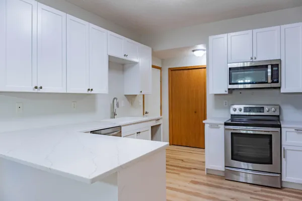 $2,250 | 1122 Crystal Place West, Chaska, MN 55318