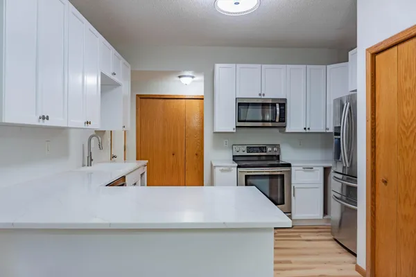 $2,250 | 1122 Crystal Place West, Chaska, MN 55318
