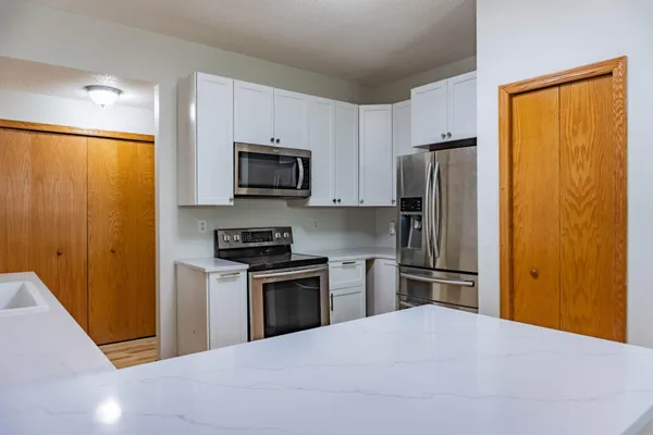 $2,250 | 1122 Crystal Place West, Chaska, MN 55318