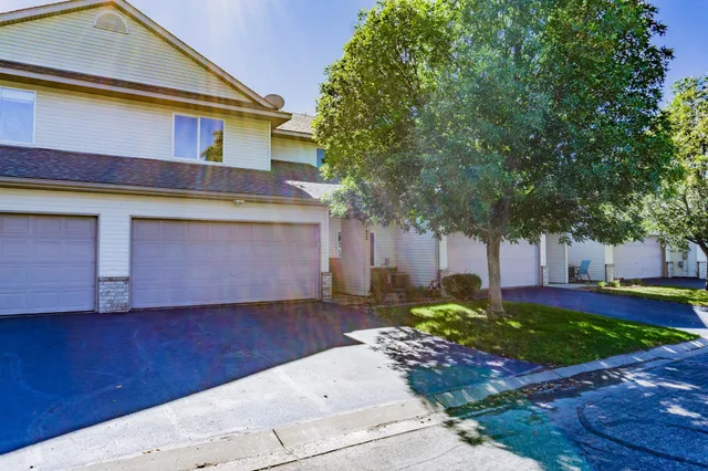 $2,250 | 1122 Crystal Place West, Chaska, MN 55318