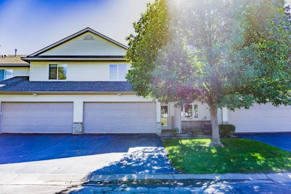 $2,250 | 1122 Crystal Place West, Chaska, MN 55318