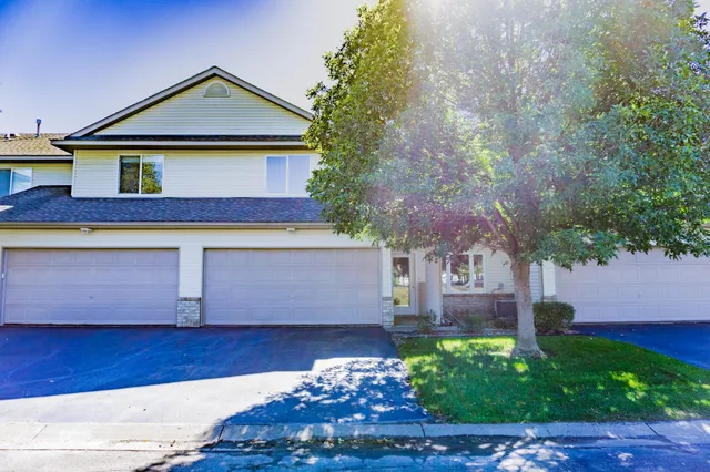 $2,250 | 1122 Crystal Place West, Chaska, MN 55318