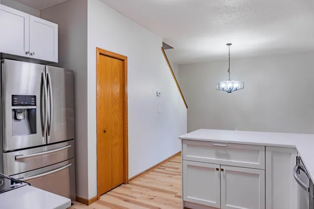 $2,250 | 1122 Crystal Place West, Chaska, MN 55318