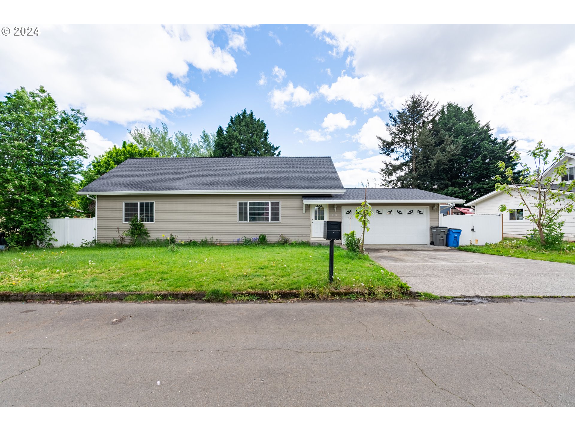 9111 Northeast 73rd Street Vancouver, WA 98662 - Photo 1 of 33 a front view of house with yard and green space