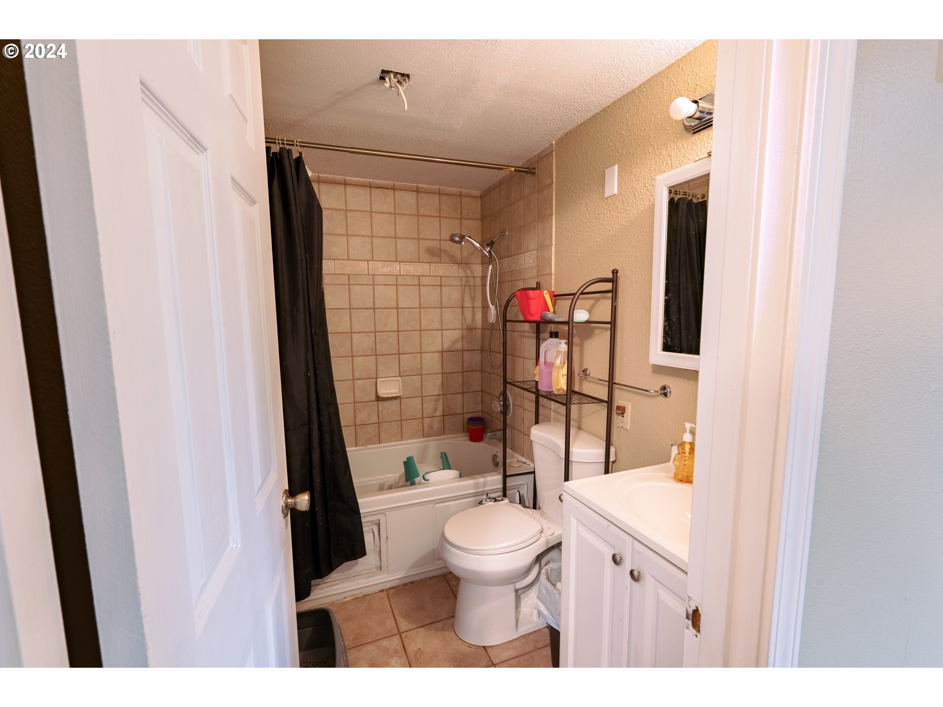 9111 Northeast 73rd Street Vancouver, WA 98662 - Photo 17 of 33 a bathroom with a toilet a sink and a shower