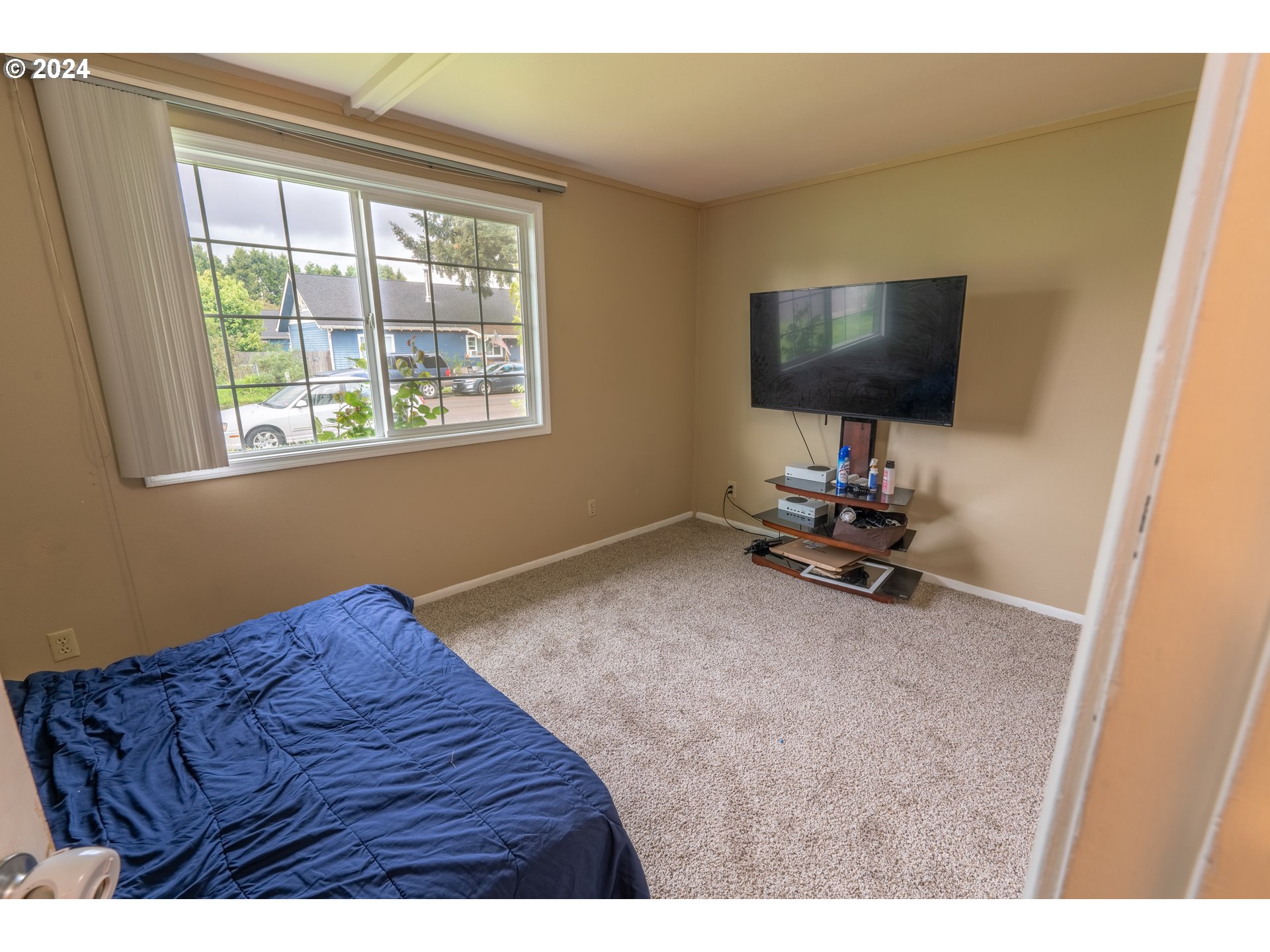 9111 Northeast 73rd Street Vancouver, WA 98662 - Photo 22 of 33 a living room with furniture and a flat screen tv