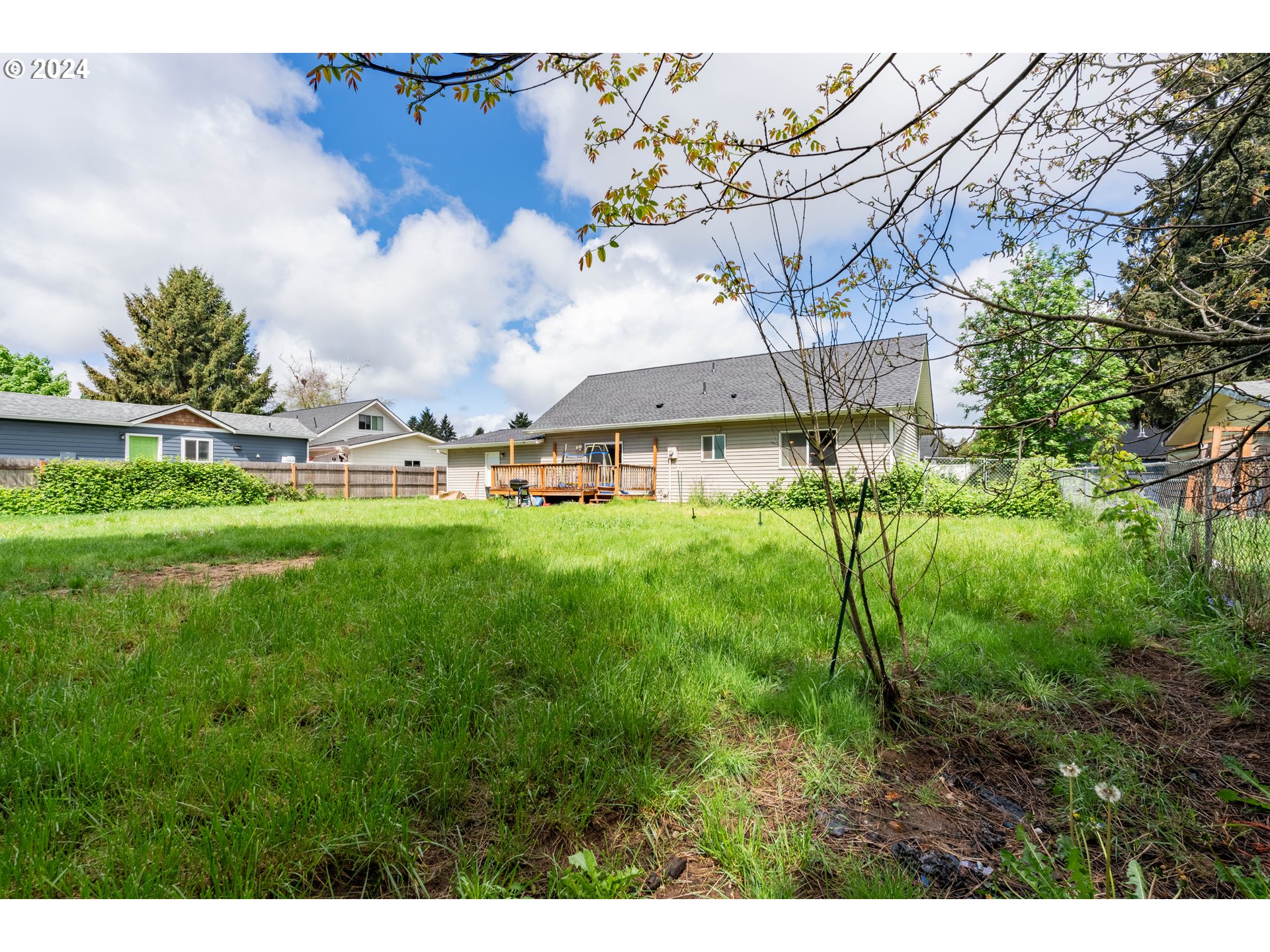 9111 Northeast 73rd Street Vancouver, WA 98662 - Photo 3 of 33 a backyard of a house with lots of green space