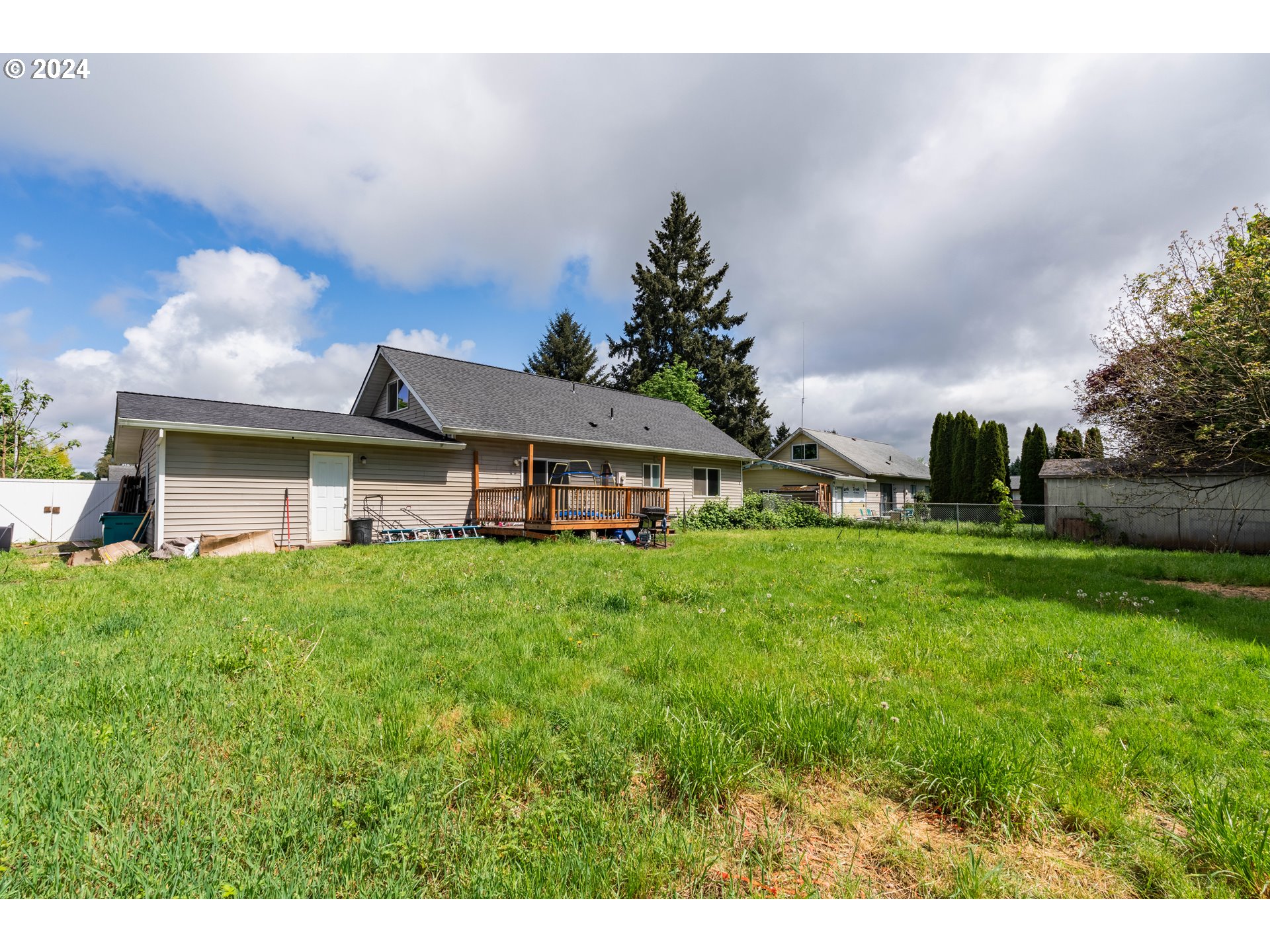 9111 Northeast 73rd Street Vancouver, WA 98662 - Photo 4 of 33 a view of a house with backyard and garden