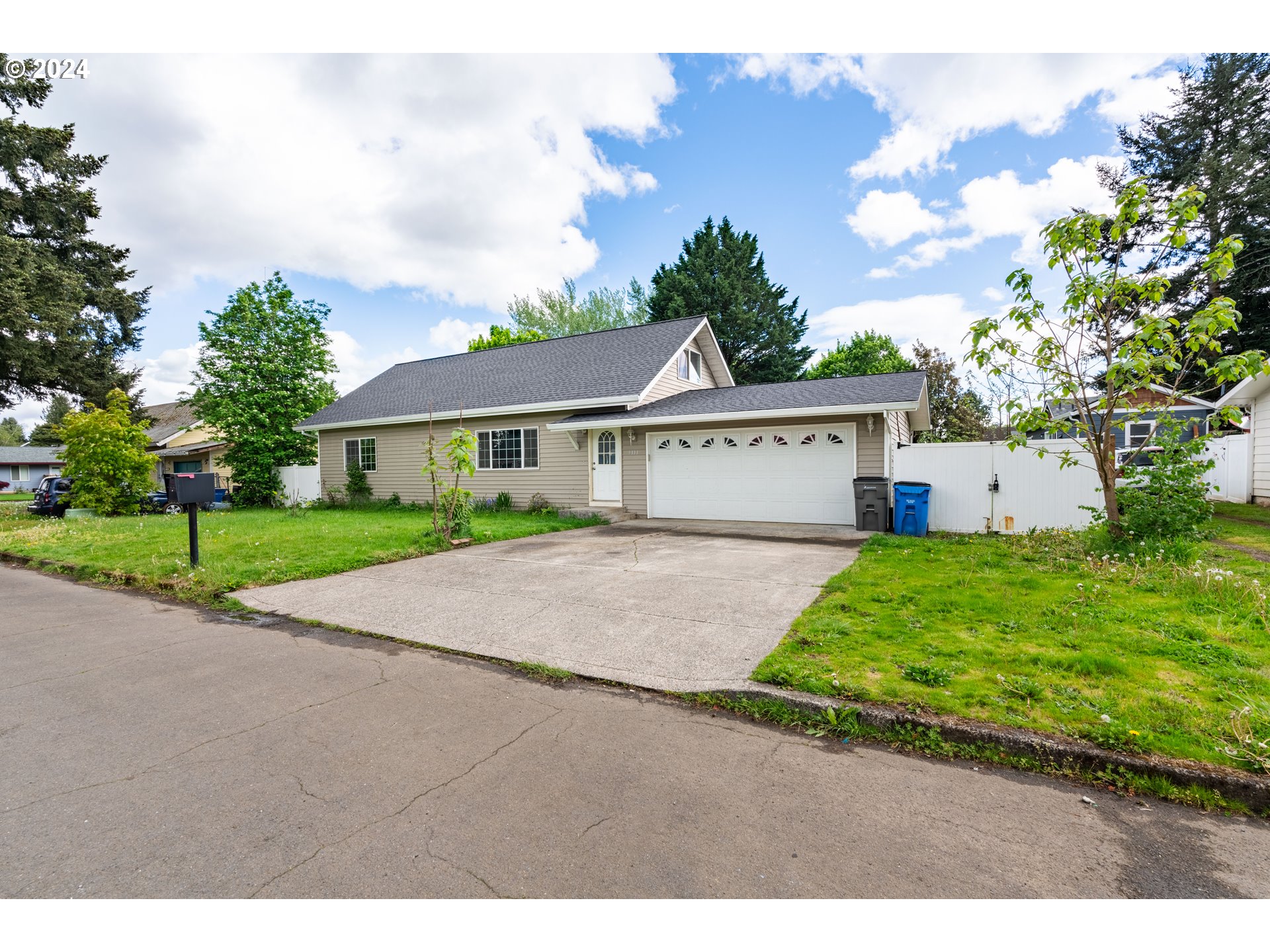 9111 Northeast 73rd Street Vancouver, WA 98662 - Photo 6 of 33 a front view of a house with a yard and a garage
