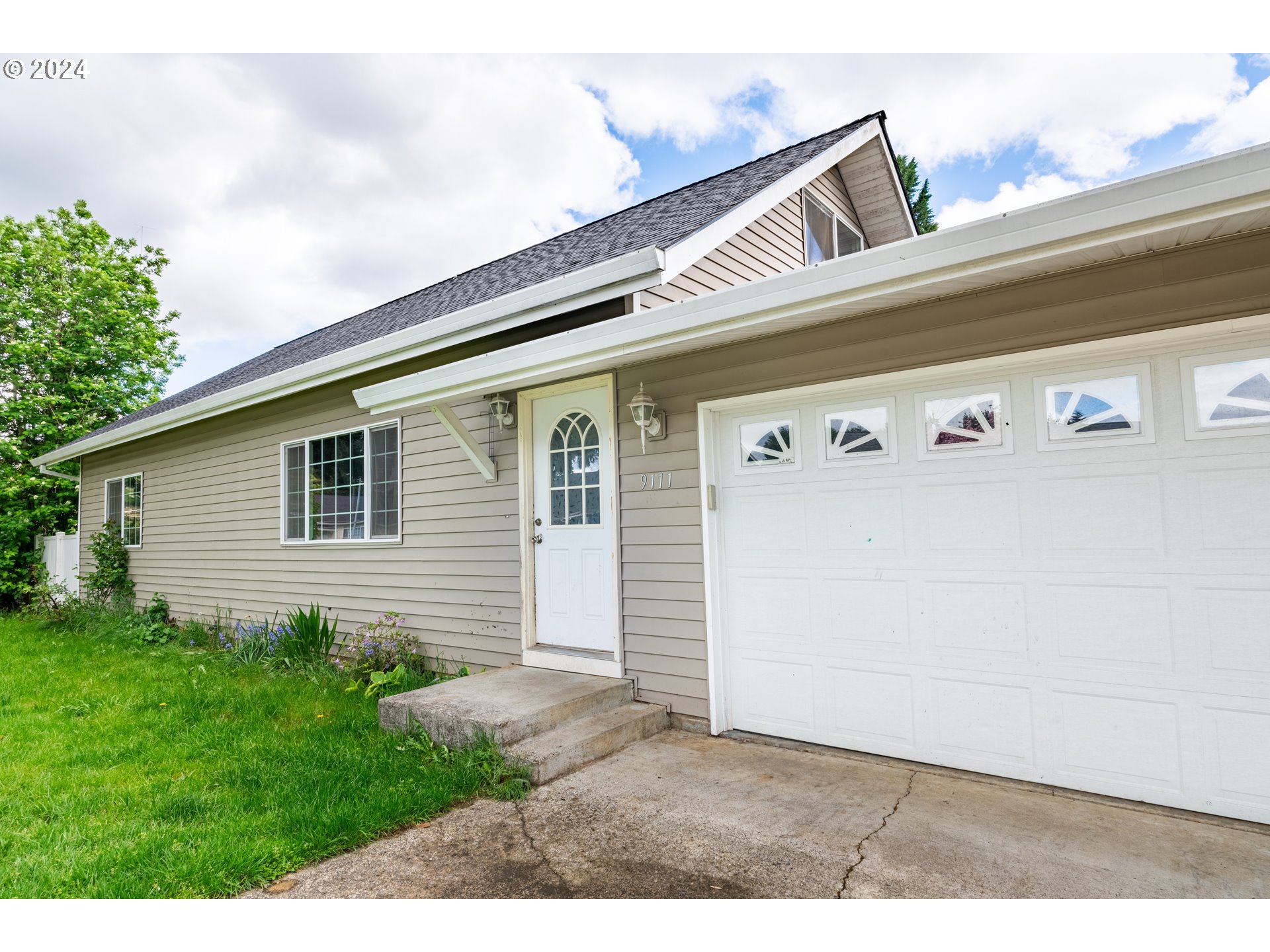 9111 Northeast 73rd Street Vancouver, WA 98662 - Photo 8 of 33 a front view of a house with garden
