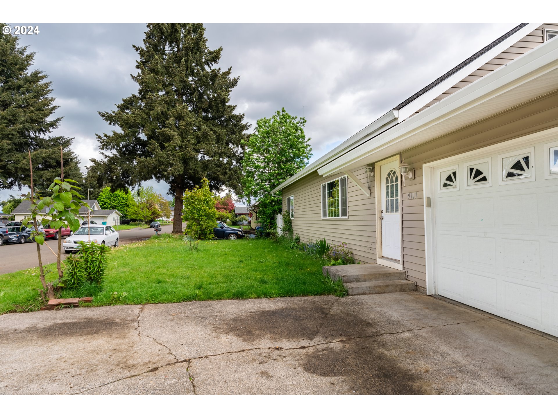 9111 Northeast 73rd Street Vancouver, WA 98662 - Photo 9 of 33 a view of a backyard with plants and a garden