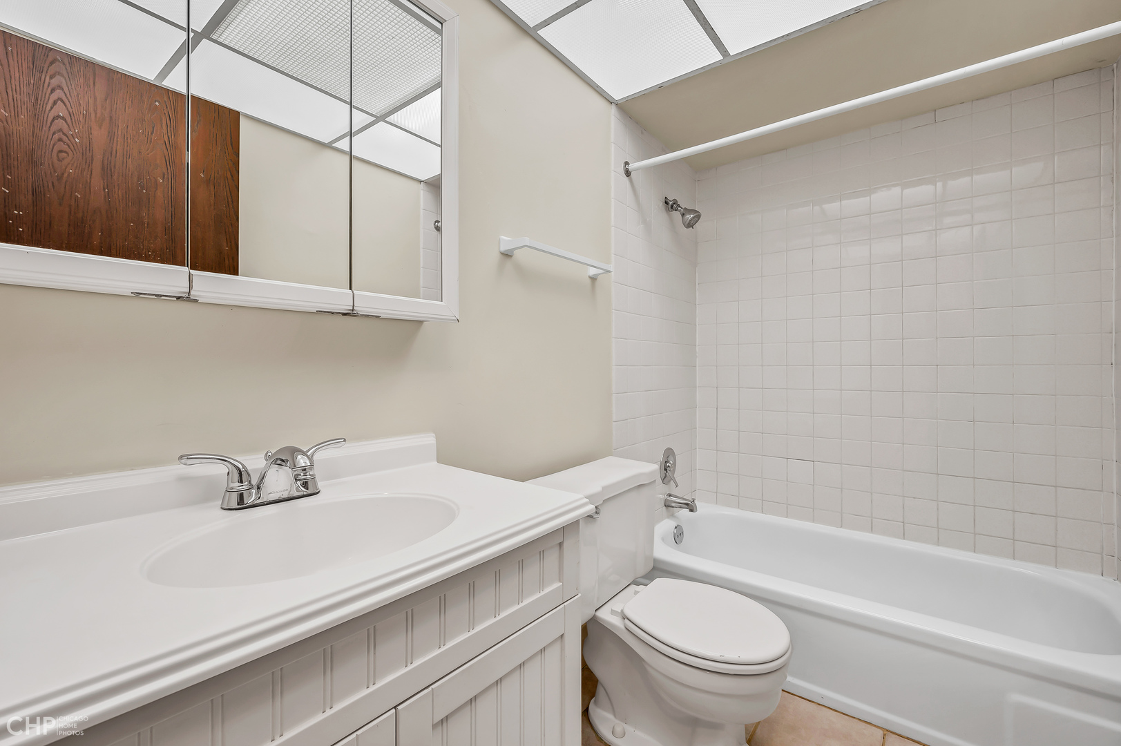 3750 Salem Walk, Unit B2 Northbrook, IL 60062 - Photo 9 of 15 a bathroom with a sink a toilet and a bathtub