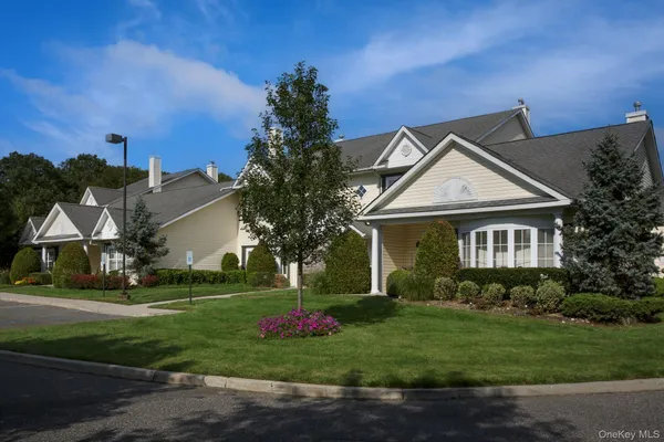 $2,795 | 110 Centre Court, Unit 110, Medford, NY 11763