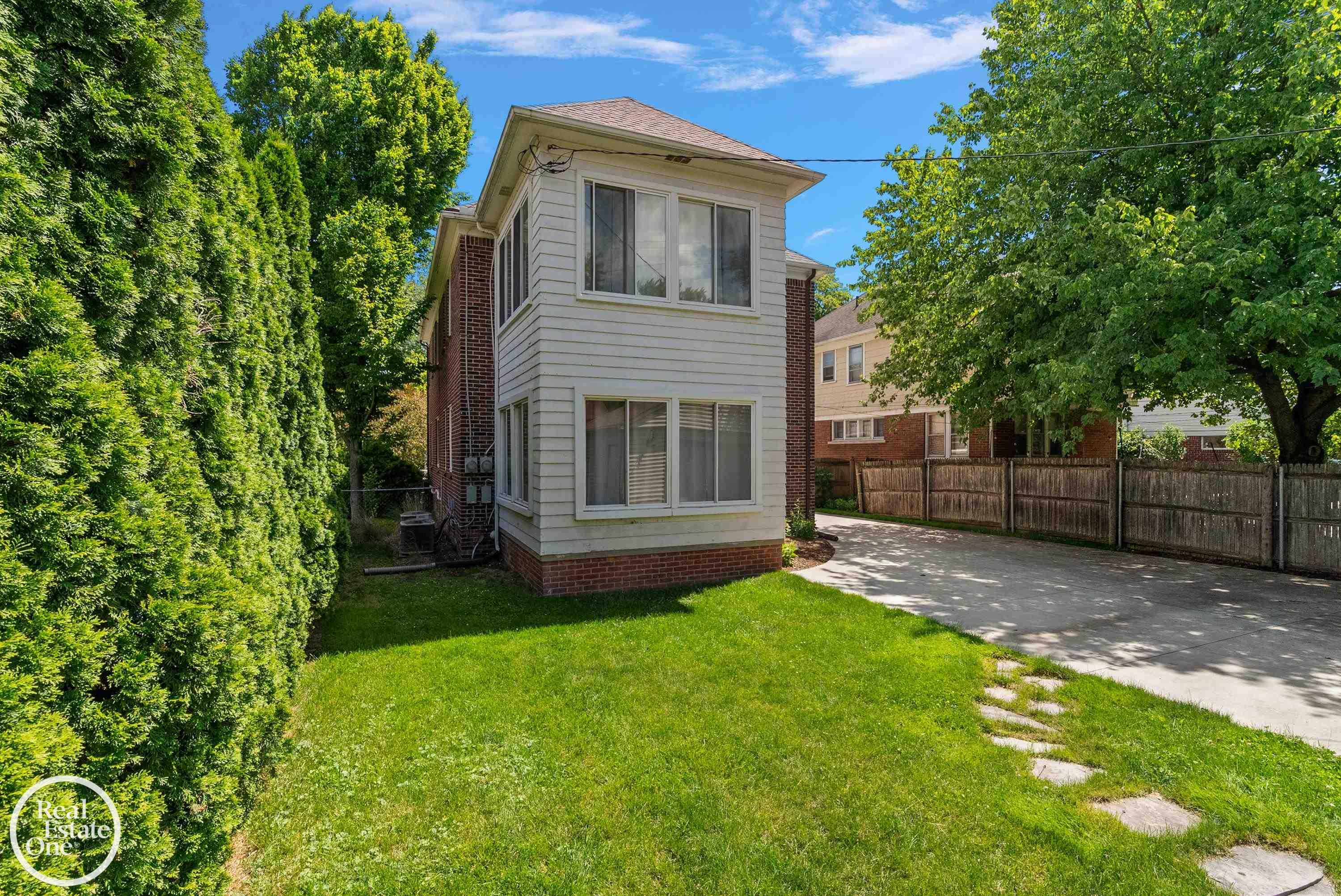 897 Rivard Boulevard Grosse Pointe, MI 48230 - Photo 7 of 42 50212858-557194d0-6706-48b1-8020-0225f530fe5f.JPG