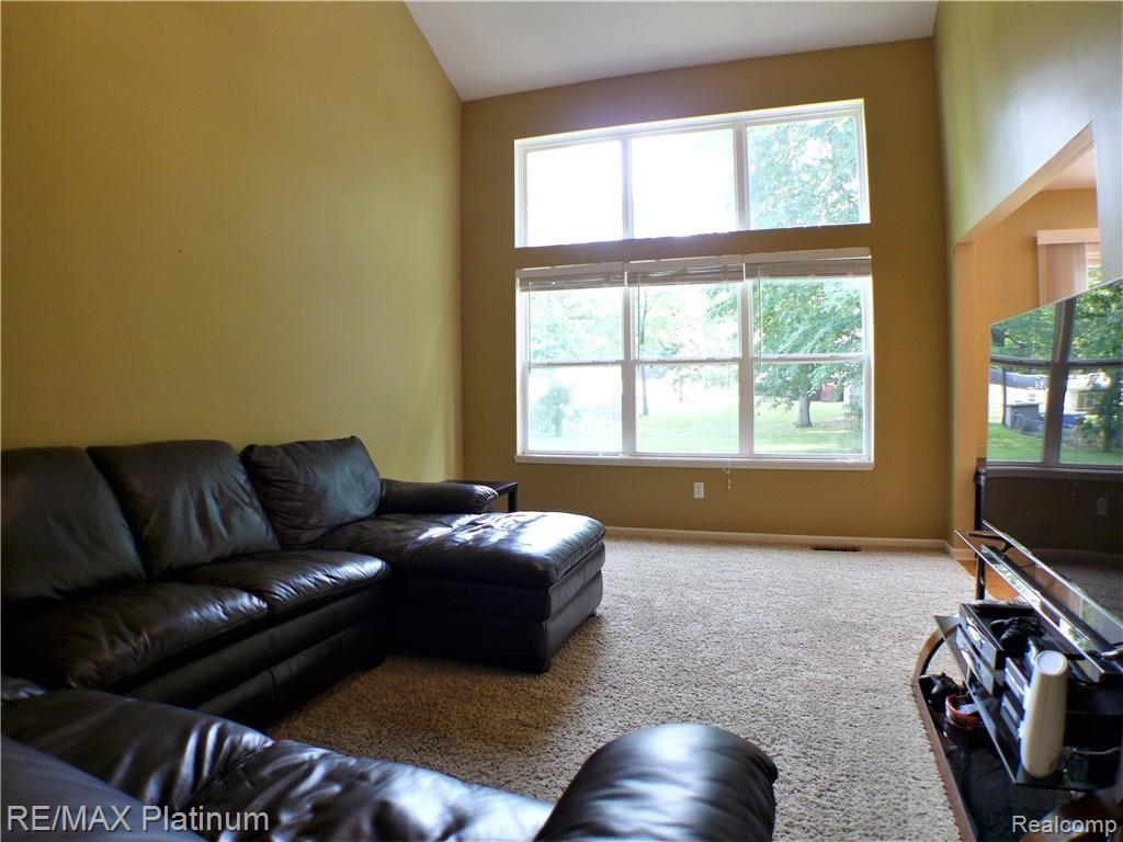1492 Remsing Street Hartland, MI 48353 - Photo 8 of 43 P1060508.JPG
