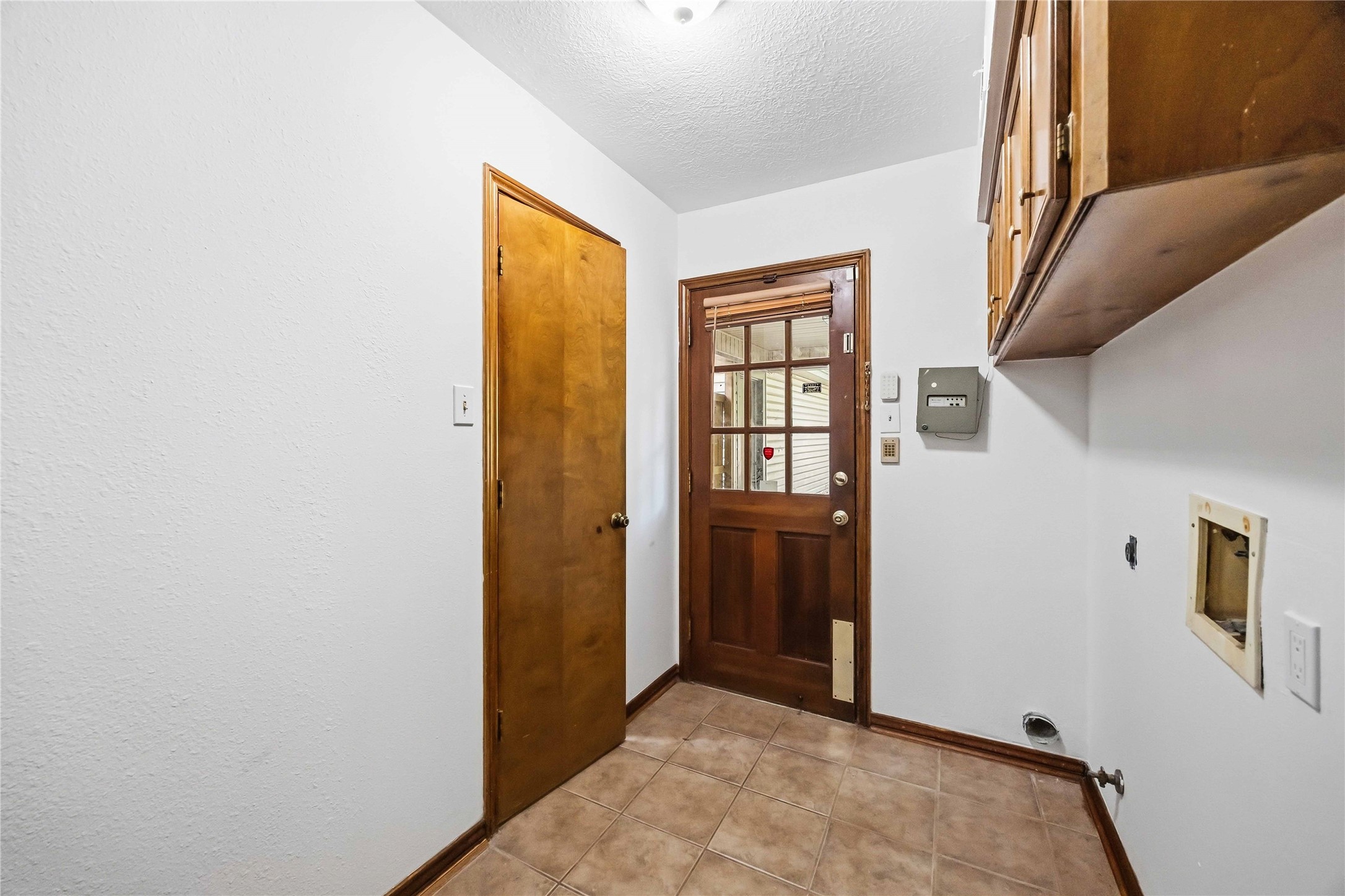 6 Postvine Court Spring, TX 77381 - Photo 33 of 37 Utility room with half bathroom access with stand up shower.