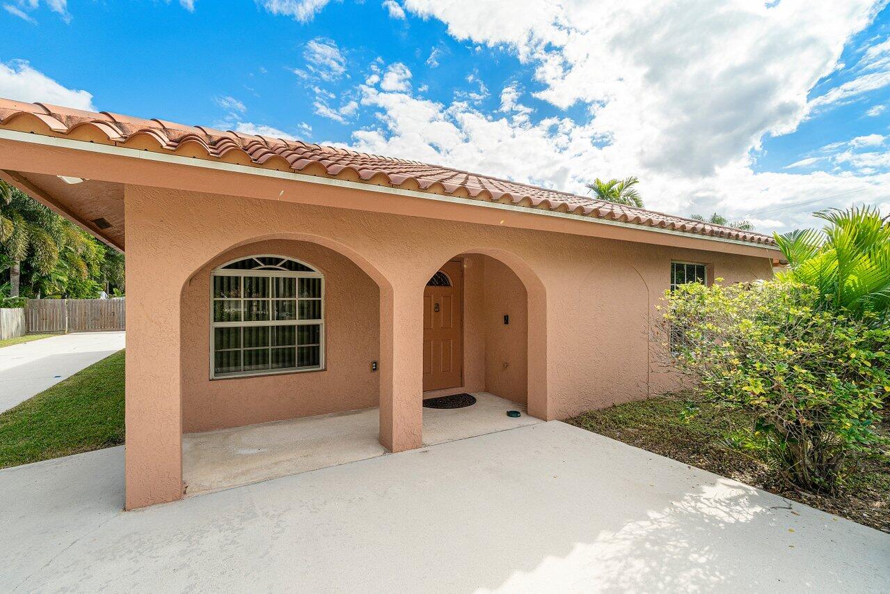 5592 1st Road Lake Worth, FL 33467 - Photo 4 of 22 004-55921stRoad-LakeWorth-FL-33467-SMALL