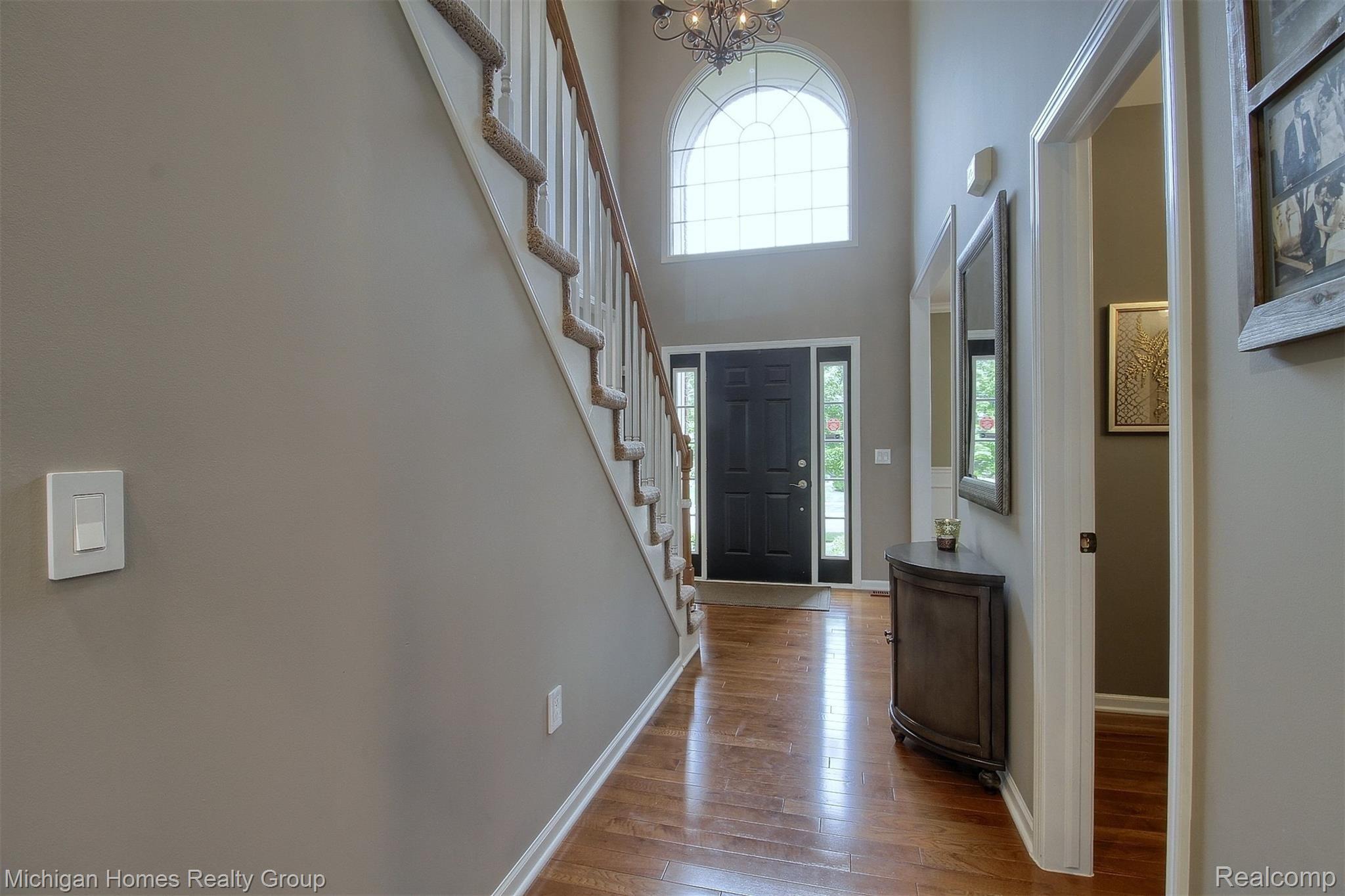1206 Welland Drive Rochester, MI 48306 - Photo 3 of 38 3-Foyer.jpg