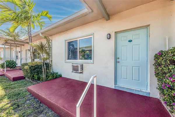 a view of outdoor space yard and porch