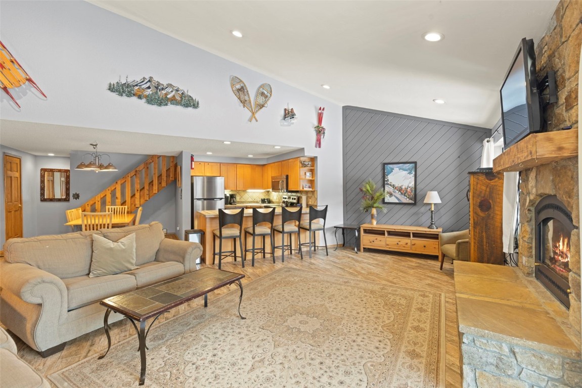 405 4 O Clock Road, Unit 12F Breckenridge, CO 80424 - Photo 8 of 43 Light and airy living room with eat-in kitchen island