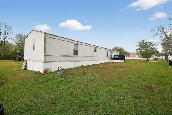 a view of an house with backyard