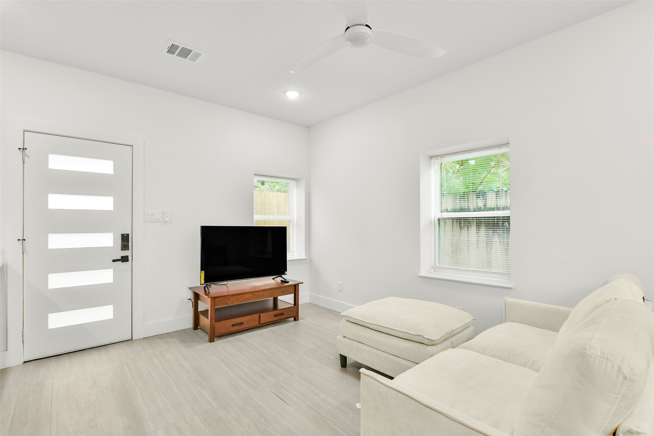7103 Long Point Road, Unit B Houston, TX 77055 - Photo 6 of 16 Gallery Image 6
