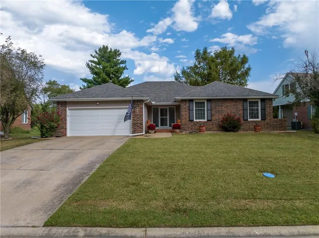 $384,900 | 1804 South Nicklaus Drive, Clinton, MO 64735
