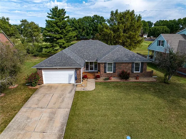 $384,900 | 1804 South Nicklaus Drive, Clinton, MO 64735
