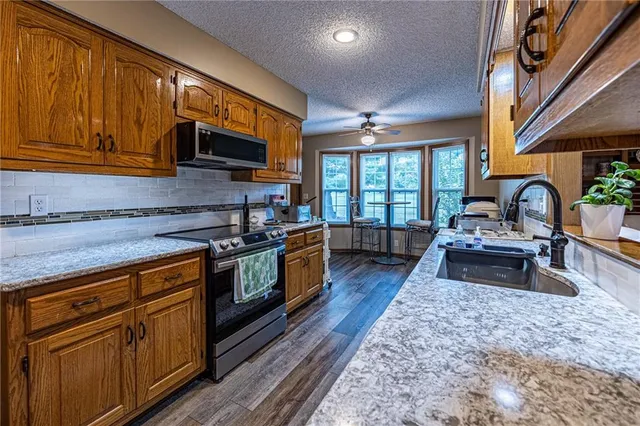 $384,900 | 1804 South Nicklaus Drive, Clinton, MO 64735