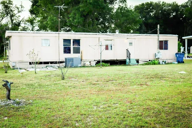 a view of a house with backyard