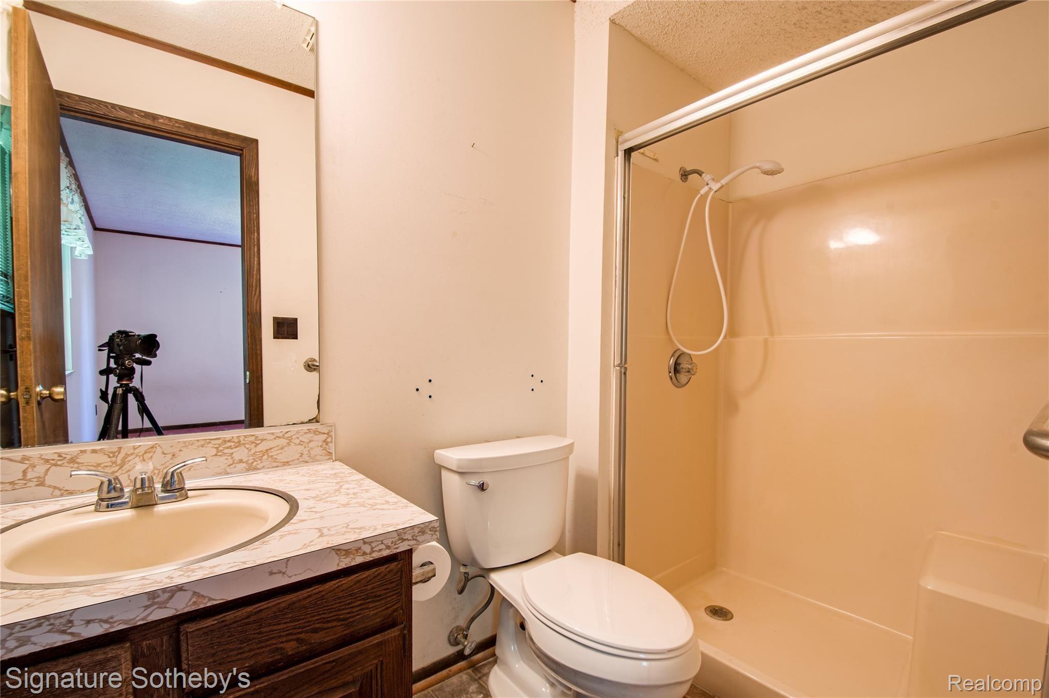 11920 Read Road Fenton, MI 48430 - Photo 15 of 43 Master bathroom