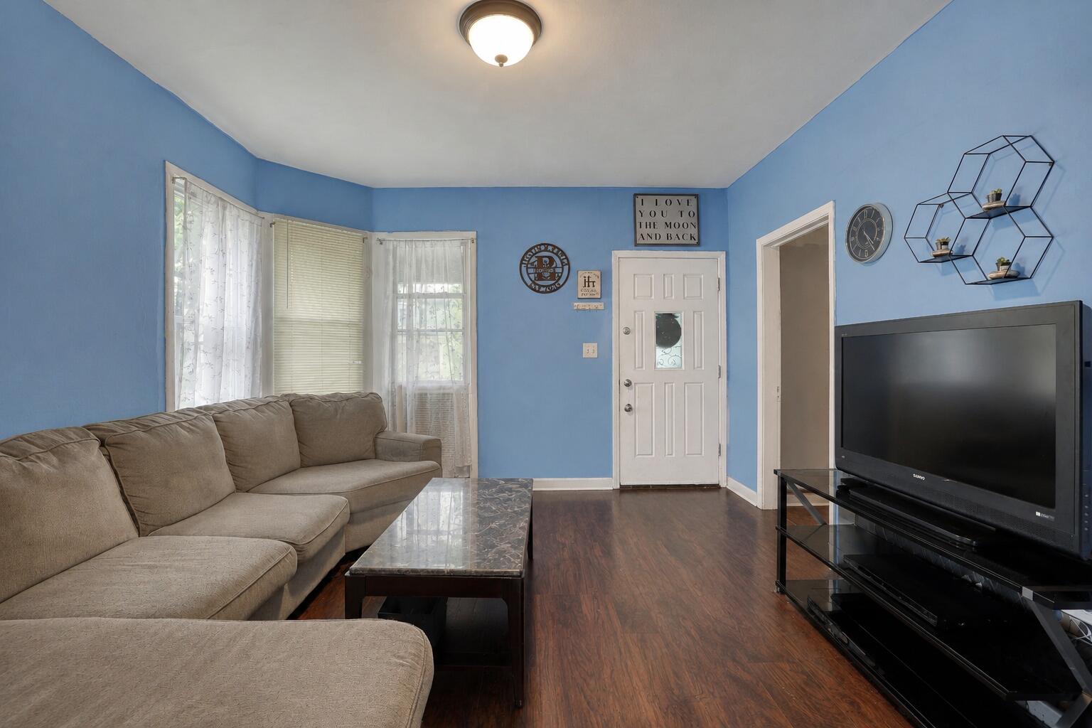 1525 Owen Avenue Racine, WI 53403 - Photo 2 of 8 Living Room