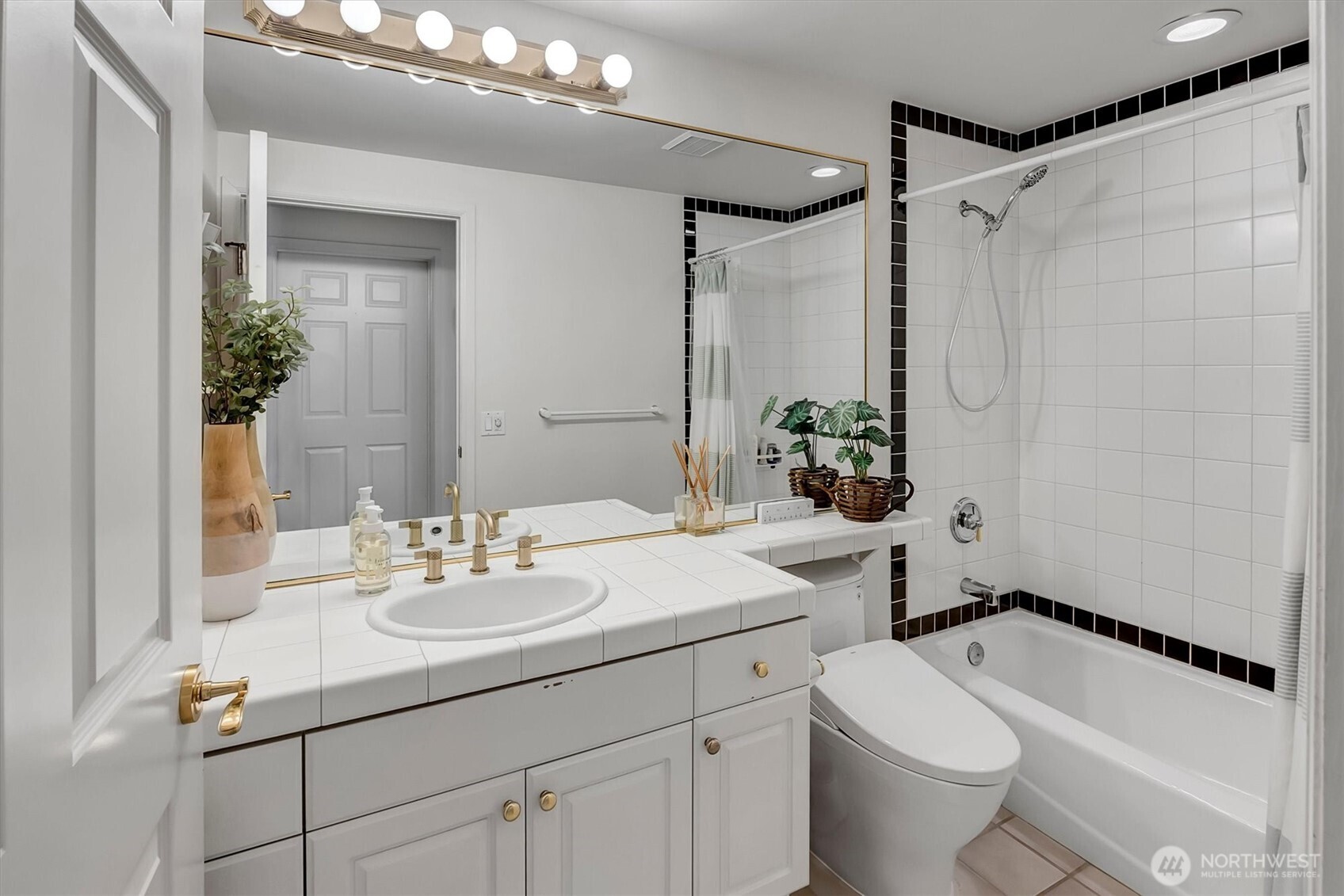 3300 Meridian Avenue North, Unit 409 Seattle, WA 98103 - Photo 22 of 38