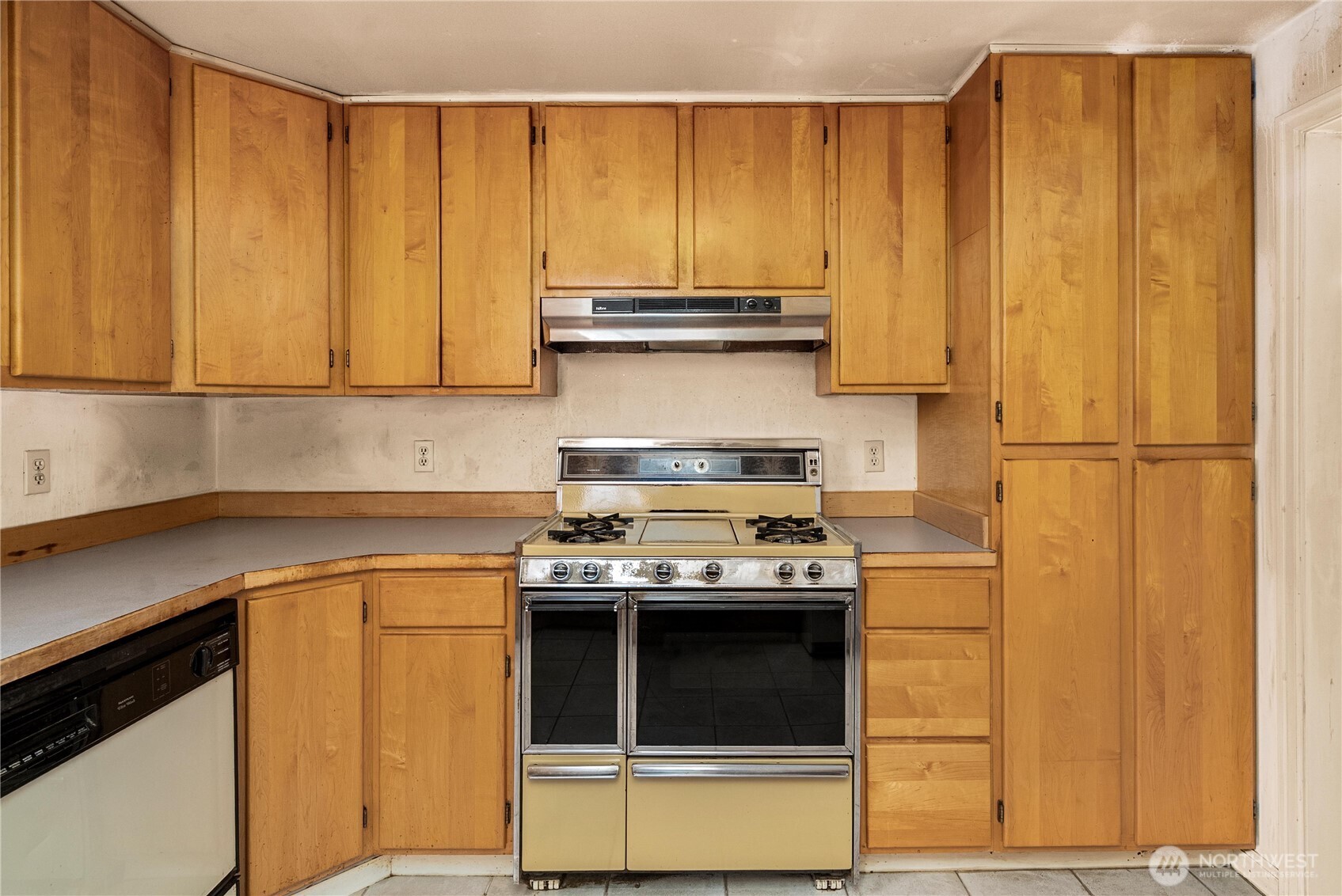 1230 South Donovan Street Seattle, WA 98108 - Photo 15 of 34 a kitchen with a stove and a cabinet