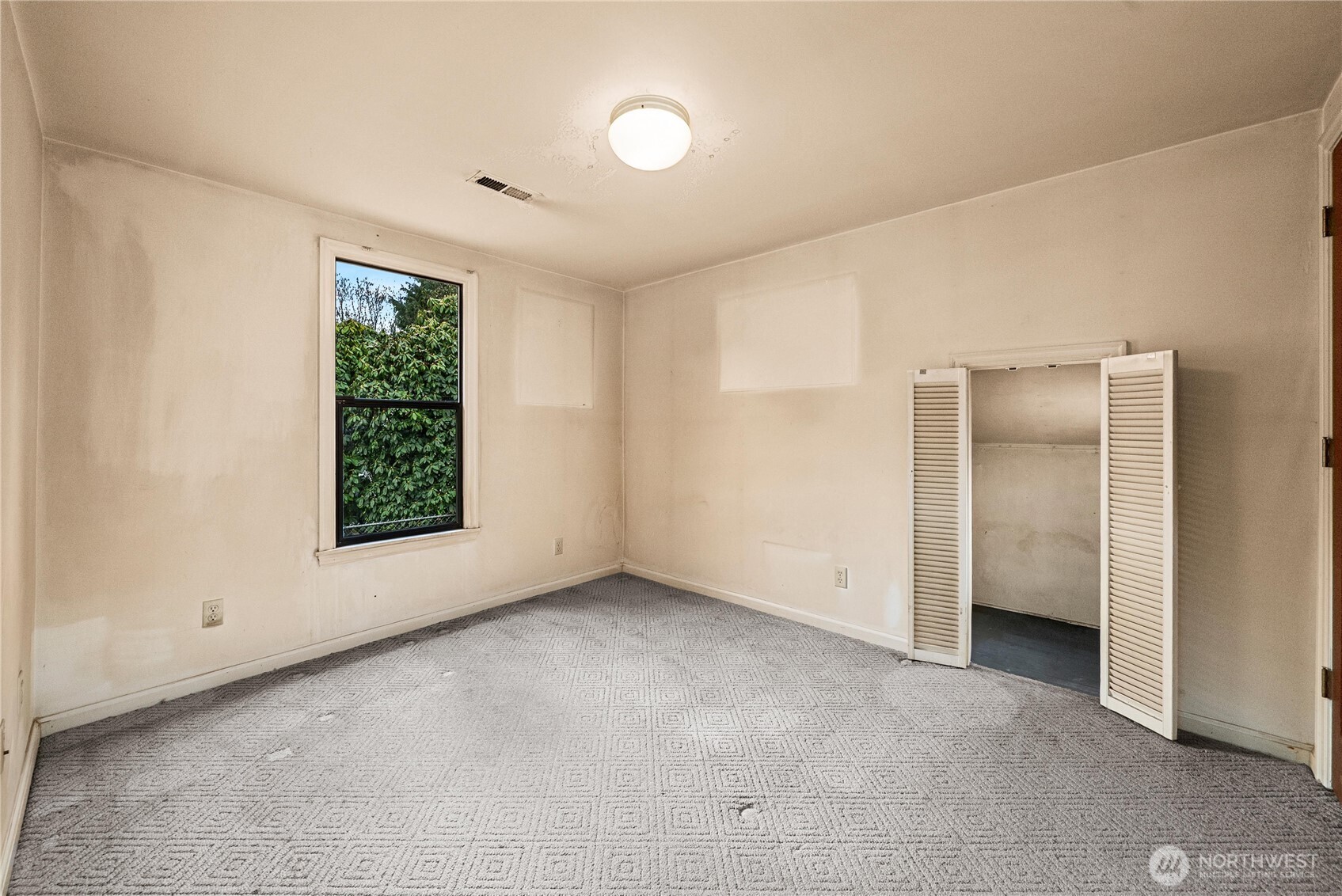 1230 South Donovan Street Seattle, WA 98108 - Photo 18 of 34 an empty room with windows and closet