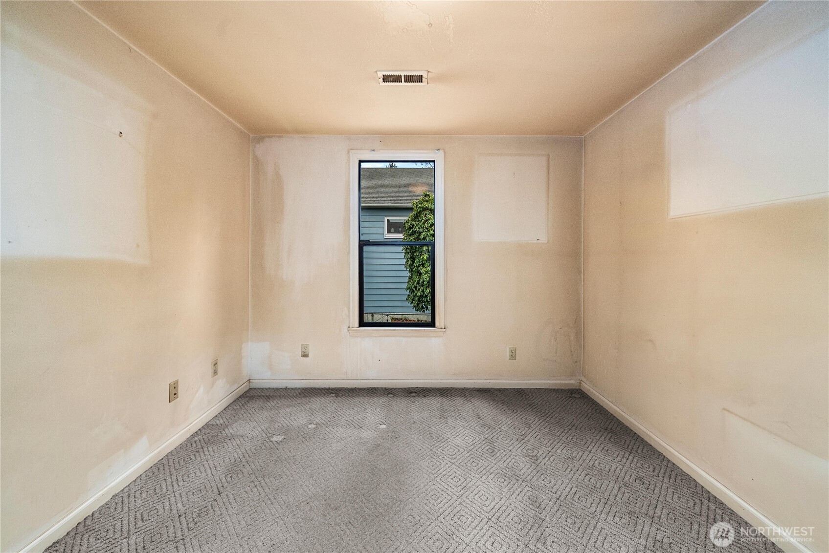 1230 South Donovan Street Seattle, WA 98108 - Photo 19 of 34 an empty room with windows