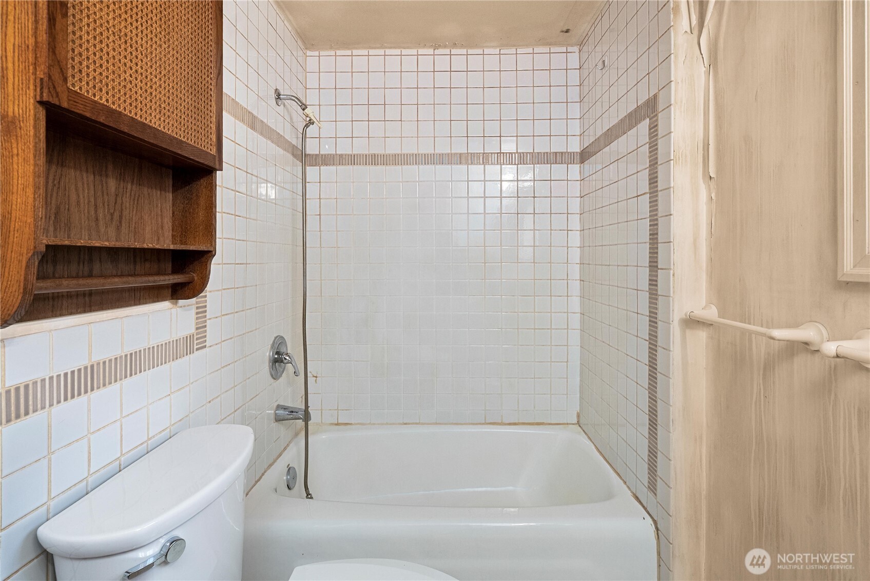1230 South Donovan Street Seattle, WA 98108 - Photo 22 of 34 a bathroom with a toilet and shower