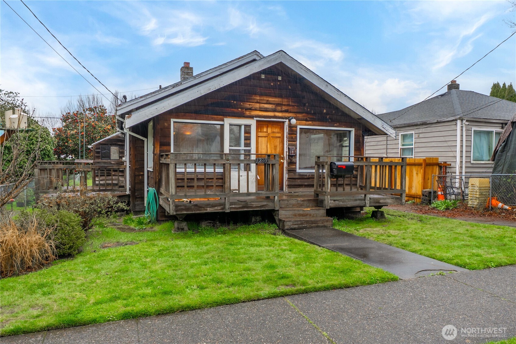 1230 South Donovan Street Seattle, WA 98108 - Photo 3 of 34 a front view of a house with garden