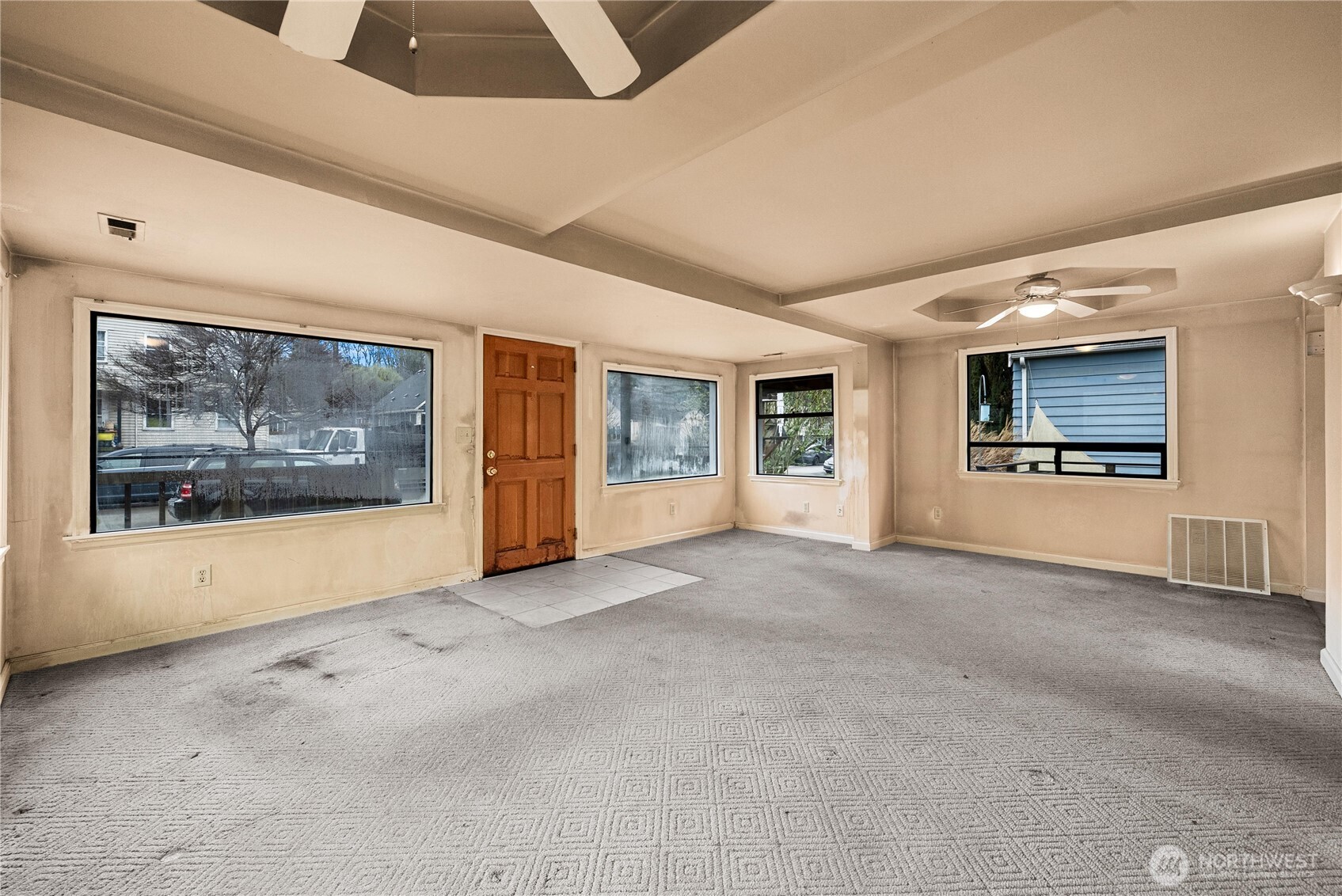 1230 South Donovan Street Seattle, WA 98108 - Photo 6 of 34 a view of an empty room with a window