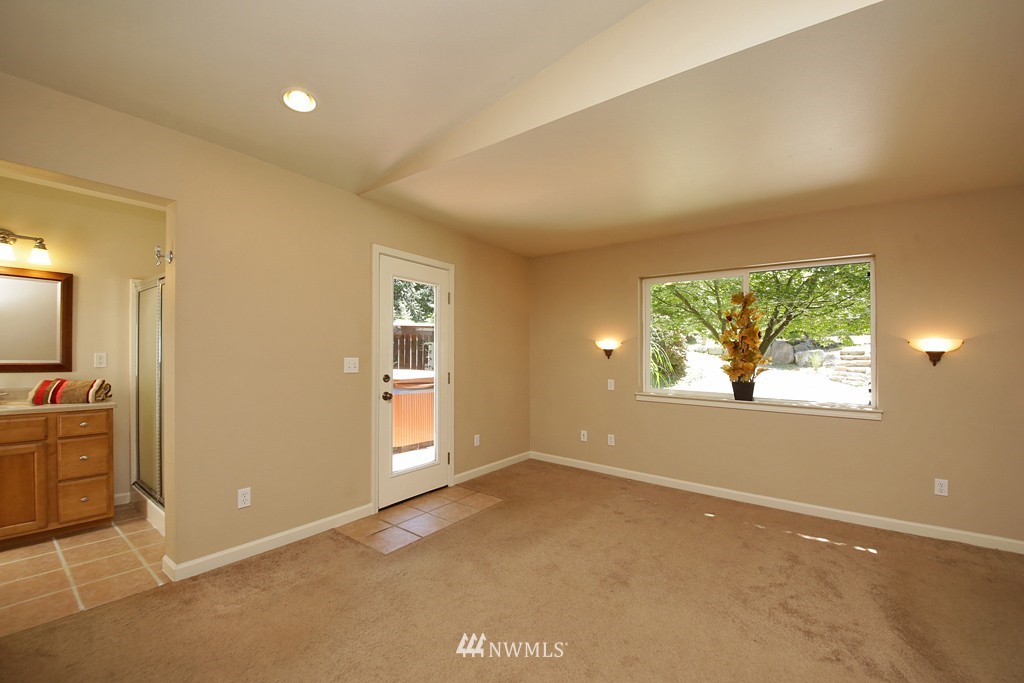6210 Windfall Road Clinton, WA 98236 - Photo 9 of 25 Gallery Image 9
