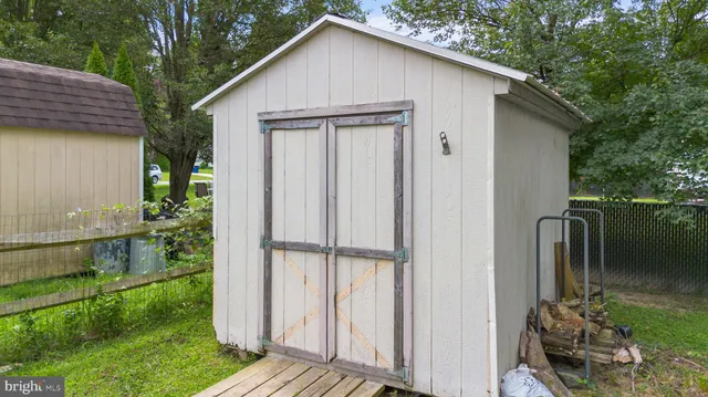 a view of a house with backyard and garden
