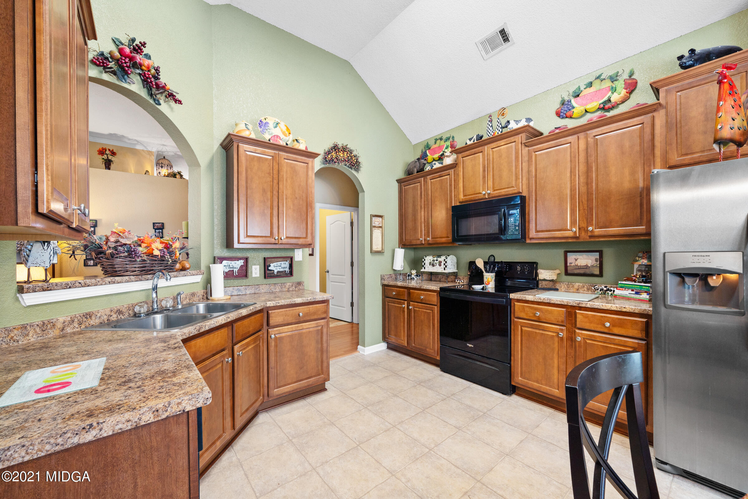 102 Bridgehampton Way Perry, GA 31069 - Photo 11 of 27 a large kitchen with granite countertop lots of counter top space