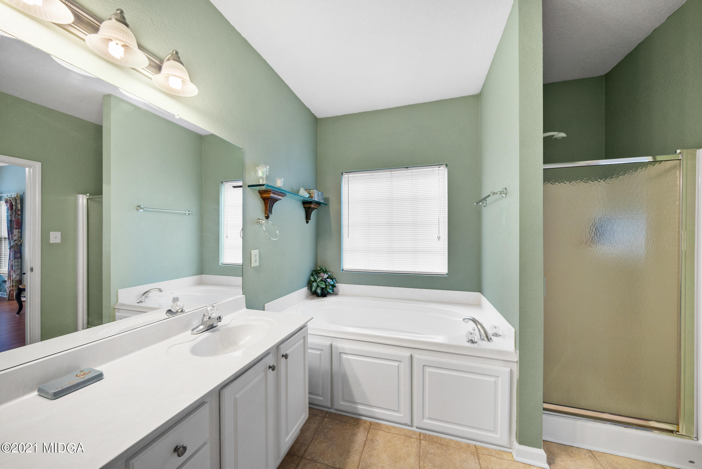 102 Bridgehampton Way Perry, GA 31069 - Photo 19 of 27 a bathroom with a sink and a mirror