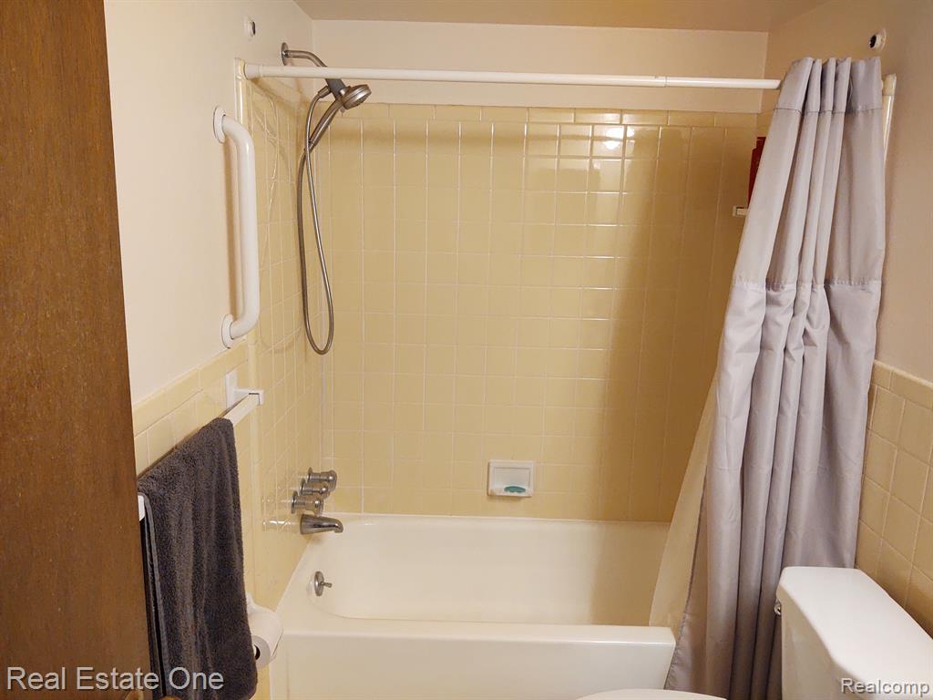 266 East 13 Mile Road, Unit 31 Madison Heights, MI 48071 - Photo 7 of 10