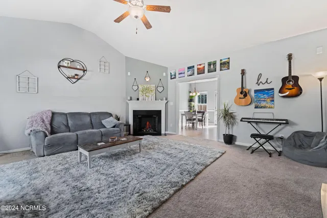 $1,895 | 809 Lavender Court, Hubert, NC 28539