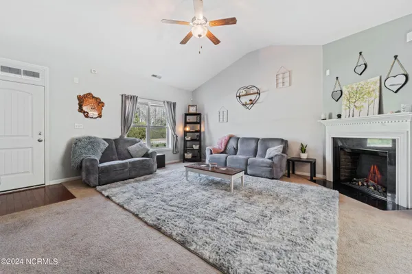 $1,795 | 809 Lavender Court, Hubert, NC 28539